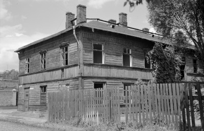 drewniany budynek mieszkalny - elewacja frontowa, skan 1