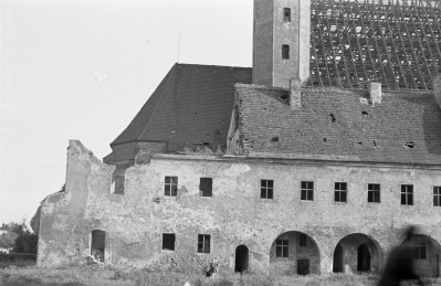 kamienice z podcieniem oraz dach nad nawą główną oraz prezbiterium Kościoła pw. Najświętszego Serca Pana Jezusa w Żarach, skan 1
