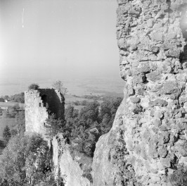 ruina Zamku Kamieniec - fragment, baszta, skan 1