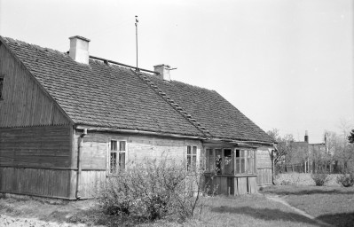 Dom mieszkalny. Zabudowa drewniana. Widok ogólny. Elewacja z gankiem., skan 1