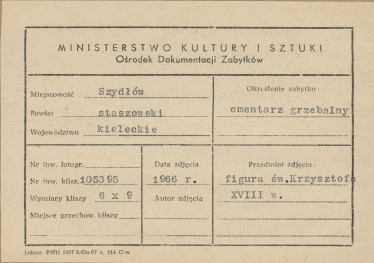 Cmentarz przy kościele św. Ducha - widok na rzeźbę nagrobną - św. Krzysztof - metryczka, skan 1