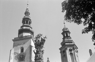 opactwo Cystersów - Kościół pw. Wniebowzięcia Najświętszej Maryii Panny i św. Jana Chrzciciela - widok na wieże kościoła oraz klasztoru - fragmenty, skan 1