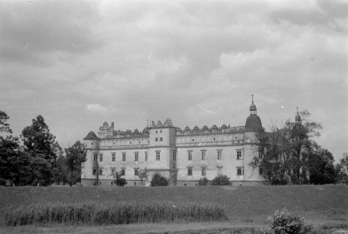 zamek Leszczyńskich - elewacja frontowa, skan 1