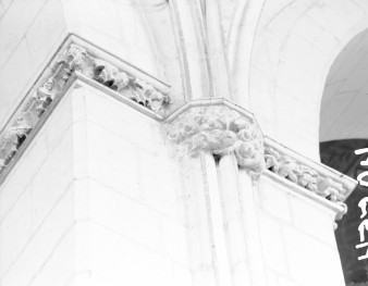 kościół katedralny pw. Narodzenia Najświętszej Marii Panny - wnętrze: gzymsowanie filaru międzynawowego, skan 1