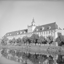 kolegium jezuickie, ob. Uniwersytet Wrocławski - elewacja: widok od strony rzeki Odry, skan 1