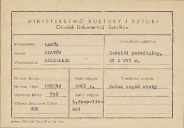 Kościół parafialny, widok zewnętrzny na dolną część wieży - metryczka


, skan 1