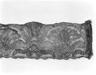 klasztor Benedyktynek - zbiory - koronka i głowa - fragment, skan 1