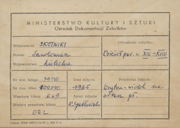 Kościół parafialny - wnętrze, widok z nawy w kierunku prezbiterium - metryczka, skan 1