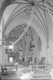 kościół św. Jana Chrzciciela - wnętrze: nawa główna, chór muzyczny, skan 1