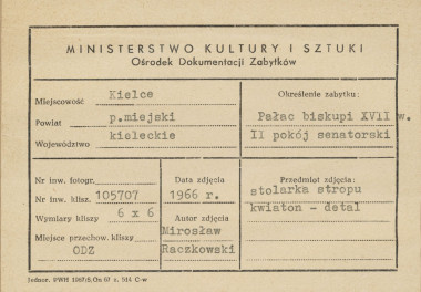 Pałac biskupów - wnętrze , II pokój senatorski , fragment stolarki stropu - kwiaton - metryczka, skan 1