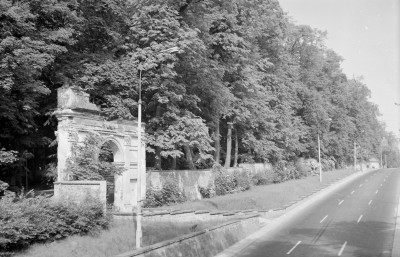 pałac Czartoryskich - park krajobrazowy - Brama Rzymska, skan 1