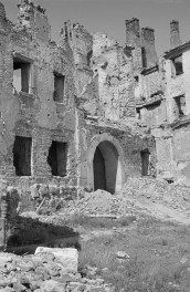 Zniszczone kamienice. Widok od strony Wisły., skan 1