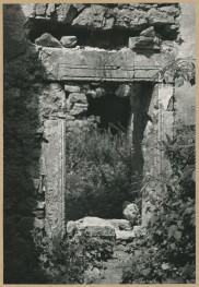 Zespół ruin kościoła i szpitala św. Ducha - widok na portal z kruchty do nawy kościoła , skan 1