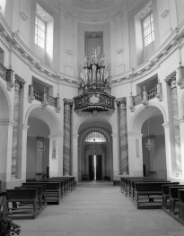 kościół kolegiacki pw. św. Józefa - wnętrze: widok w stronę chóru muzycznego, skan 1