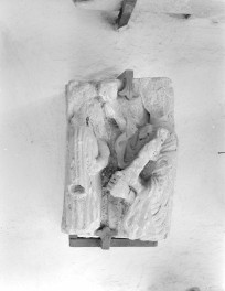 sanktuarium św. Jadwigi Śląskiej - lapidarium, fragment rzeźbienia, skan 1