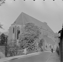 Kościół Rzymskokatolicki pw. NMP na Piasku. Widok ogólny od strony południowo -wschodniej.. Na pierwszym planie most Tumski., skan 1