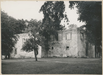 Dwór - widok ogólny ruin przed odbudową , skan 1