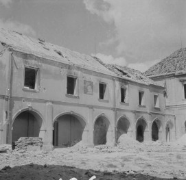 Arsenał - Archiwum Miejskie - dziedziniec i podcienie. Zniszczony dach. Widoczne pilastry i agrafy na podcieniach. , skan 1