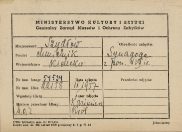 Synagoga - widok ogólny od strony płd. - zach. wraz z ruinami przyległego budynku - metryczka, skan 1