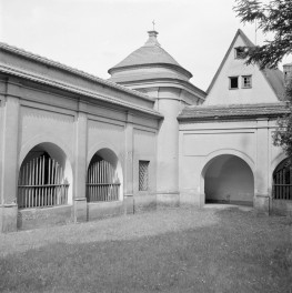 klasztor Franciszkanów - krużganek, dziedziniec, skan 1