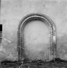 zamek Kmitów - elewacja, zamurowany portal, skan 1