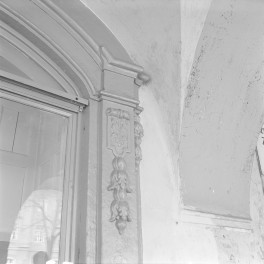 rynek miasta - kamienica - wnętrze - klatka schodowa - fragment portalu, skan 1