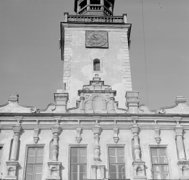 Ratusz - fragment szczytu aelewacji frontowej, attyka., skan 1