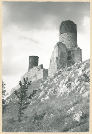 Ruiny zamku -  fragment murów i dwie baszty, skan 1