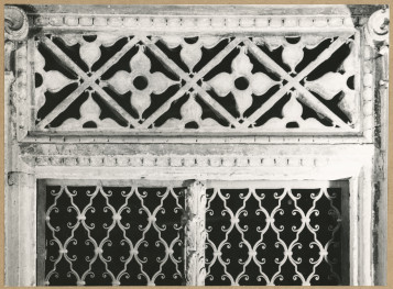 Kaplica Firlejów - portal - fragment kraty i dekoracji nadproża, skan 1