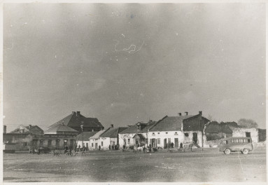 Miasto - rynek, pierzeje  - zach. i płn., w centrum dom Rynek 1,  widok od strony płd. - wsch. , skan 1