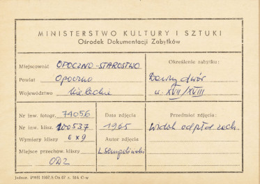 Zespół dworski - dwór, widok ogólny na elewację boczną i frontową - metryczka

 , skan 1