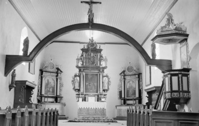 kościół filialny pw. św. Jana Chrzciciela - wnętrze: widok na ołtarz główny, skan 1