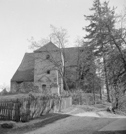 kościół filialny pw. św. Bartłomieja, tzw. "stary" XII-XVI/XVII w. - widok od północy, skan 1