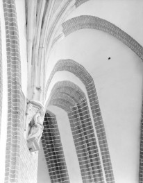 Kościół Najświętszej Marii Panny - wnętrze, żebra sklepienia oraz wspornik, skan 1