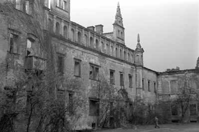 zamek Karolat - skrzydło południowe - widok od dziedzińca, skan 1