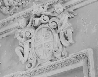 kościół pw. Nawiedzenia Najświętszej Marii Panny - wnętrze: kaplica barokowa, dekor, kartusz herbowy, skan 1