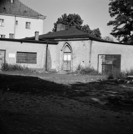 kościół klasztorny jezuitów pw. Nawiedzenia NMP - zabudowania gospodarcze, elewacja i portal, skan 1