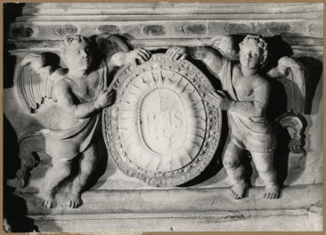 Kaplica Firlejów - ołtarz - fragment dekoracji - putta z medalionem, skan 1