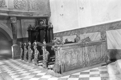 Kościół św. Anny - wnętrze: ławki i ich zdobienia tóż przy emporze, skan 1