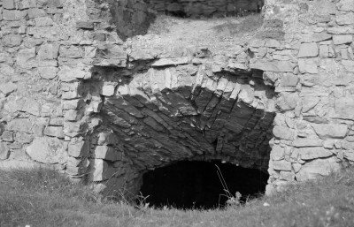 zamek Krzyżtopór - pałac Ossolińskiego - okno piwnic, skan 1