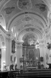 kościół pw. śś. Mikołaja i Franciszka Ksawerego - wnętrze - nawa główna - prezbiterium - ołtarz, skan 1