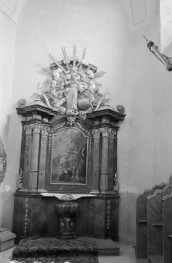kościół pw. Jana Chrzciciela - Sanktuarium Matki Bożej Grodowieckiej – Jutrzenki Nadziei - wnętrze - ołtarz boczny z chrzcielnicą, skan 1