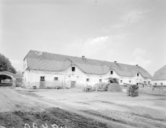 zespół zamkowy, budynek gospodarczy po stronie północnej zamku (widok od zamku) - elewacja, skan 1