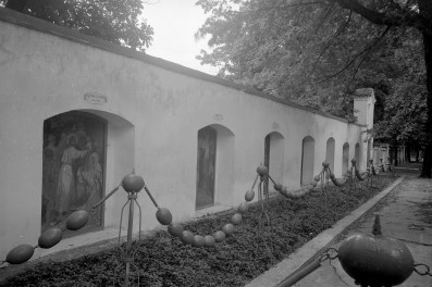 zespół klasztorny Bernardynów - droga krzyżowa na dziedzińcu, skan 1