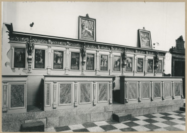 Zespół klasztorny - kościół, widok na stalle w prezbiterium, skan 1