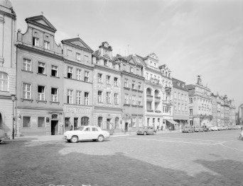 Rynek - pierzeja zachodnia. Elewacje frontowe. Renesansowe szczytu kamienic., skan 1
