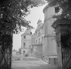 pałac - elewacja, wieże, brama wzjazdowa, skan 1