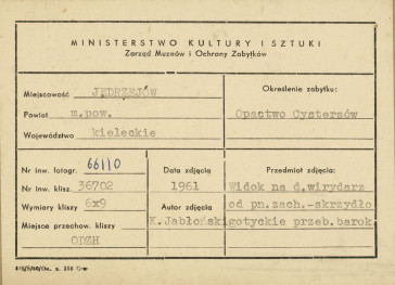 Zespół klasztorny - widok fragmentu zabudowy - metryczka, skan 1