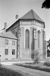 Katedra św. Michała Archanioła - elewacja prezbiterium z przyporami, skan 1
