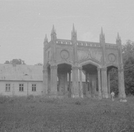 pałac neogotycki - brama, skan 1